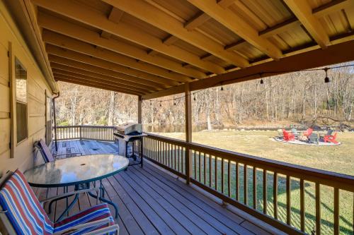 Walk to Dtwn Damascus: Cabin w/ Creek Views! – khách sạn tại Damascus (VA)