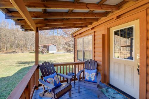 Pet-Friendly Damascus Cabin w/ Deck & Mtn Views! – khách sạn tại Damascus (VA)