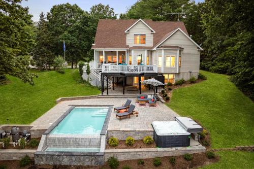 Secluded 3 Acre 5 BR Resort with Heated Private Lakeview Saltwater Infinity Pool, Hot Tub, Boat Hous in Louisa (VA)
