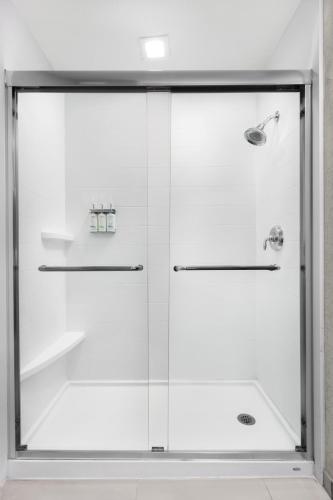 Holiday Inn Express Hotel & Suites Marina an IHG Hotel - image 3