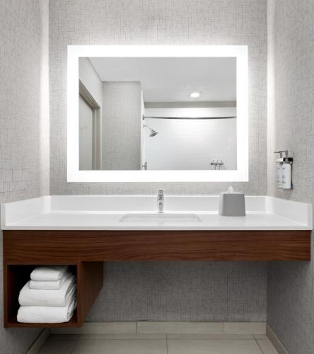 Holiday Inn Express Hotel & Suites Marina an IHG Hotel - image 12