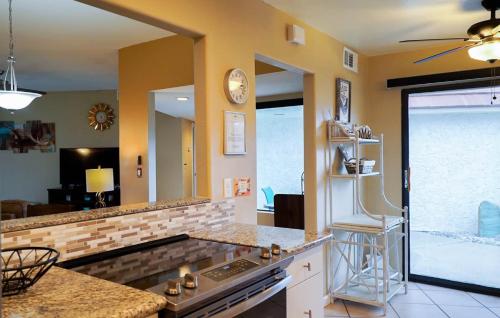 Stylish Condo with Golf Course Views in 大教堂市