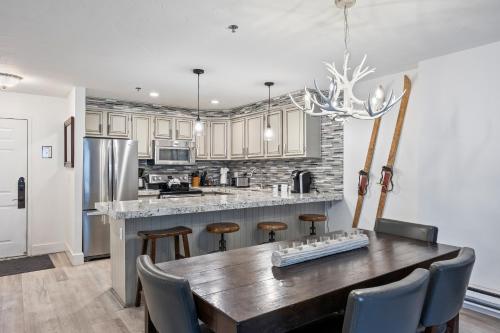 Unbeatable Location, Sleeps 6, 1 Min Walk To Ski & Bike Access, Shared Hot Tub, Walk To Main Street - United States