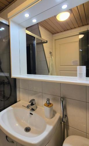 Bathroom, Alpinestar Levi 1205 in Levi