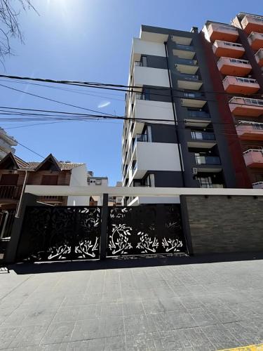 Edificio EIFER V a 200 metros de la Av San Bernardo y a 200 metros del Mar con Aire Acondicionado Cochera Cubierta Balcón a la calle Parrilla y Lavadero