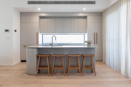 Steps to beach Large Luxury townhouse with pool - image 2