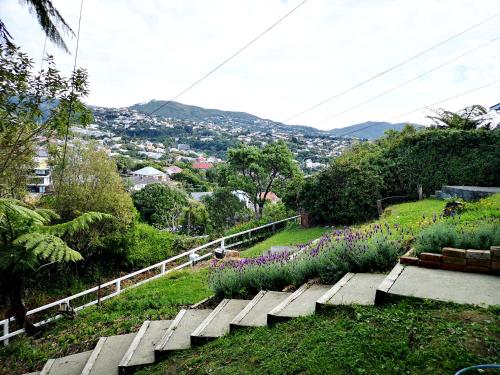 Sisäänkäynti, Skyline Urban - Entire Apartment with View, Netflix, Nespresso, and Street Parking in Kelburn