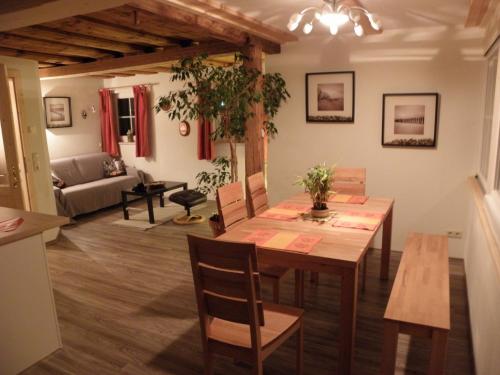  Beautiful Home In Hvide Sande With 4 Bedrooms, Sauna And Wifi, Pension in Bjerregård
