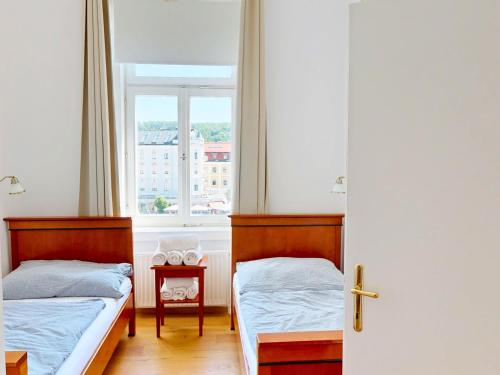 Suite Marie Antoinette, Blick auf den Stadtplatz, Traunseeblick - ideal für Paare und Kulturinteressierte in Gmunden, Österreich