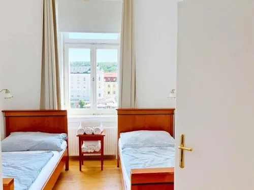 Suite Marie Antoinette, Blick auf den Stadtplatz, Traunseeblick - ideal für Paare und Kulturinteressierte in Gmunden, Österreich