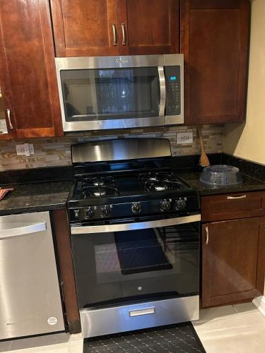 Kitchen, Spacious, one-level condo adjacent to Jackson Park in Woodlawn