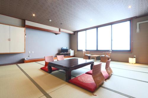 room detail thumbnail 1