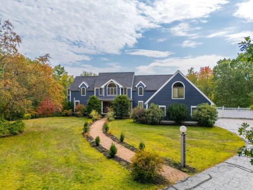 Maine Pondfront Home Sleeps 22 - Pool & Hot Tub in 桑福德 (ME)