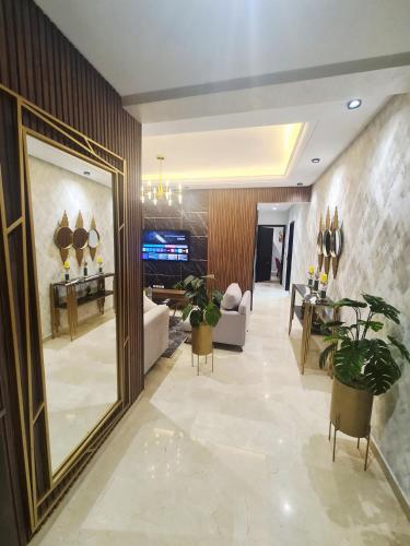modern apartment opposite to HASSAN2 MOSQUE with side SEA view with sports machines with free underground GARAGE prohibited for unmarried couples of Arab origin space of 85m apartment too QUIET, Casablanca (zdjęcie 3)