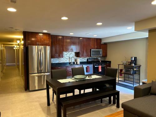 Kitchen, Spacious, one-level condo adjacent to Jackson Park in Woodlawn