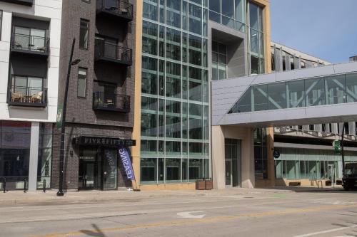 Flexhome Skywalk to Fiserv 1BR Apt U1 - Tap to explore photos