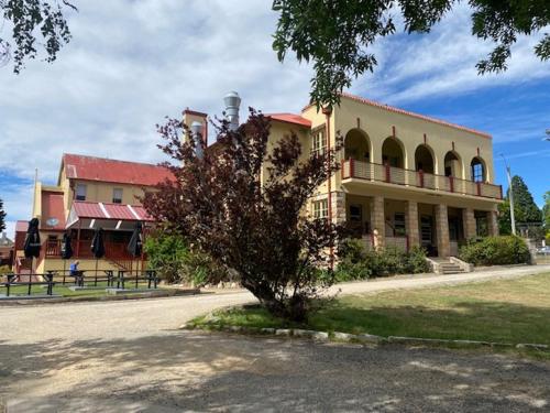 ทัศนียภาพภายนอกโรงแรม, Gardners Inn Hotel in บลูเมาเท่นส์