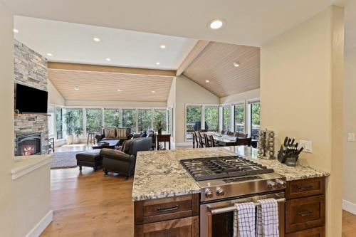Elegant Family Retreat with Hot Tub - image 2