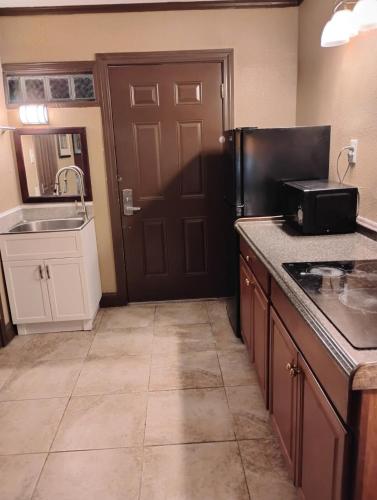 Gated 2 Double Beds Studio with Full Kitchen 104 – khách sạn tại Merrydale