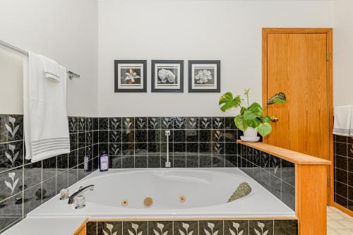 Vannas istaba, Bayview Bed and Breakfast in Mill Bay (BC)