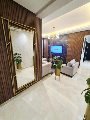 modern apartment opposite to HASSAN2 MOSQUE with side SEA view with sports machines with free underground GARAGE prohibited for unmarried couples of Arab origin space of 85m apartment too QUIET, Casablanca (zdjęcie 9)