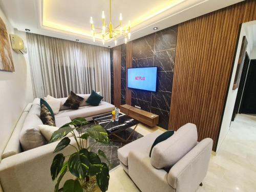 modern apartment opposite to HASSAN2 MOSQUE with side SEA view with sports machines with free underground GARAGE prohibited for unmarried couples of Arab origin space of 85m apartment too QUIET, Casablanca (zdjęcie 10)