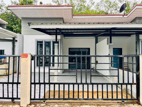 수랏타니 Cozy Hideaway 2 BR Private Room Shared House 3성급 게스트하우스 로비