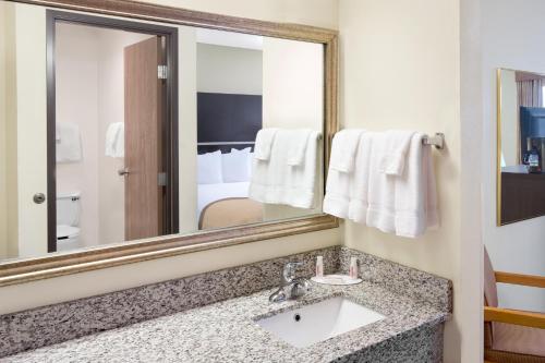 Baymont by Wyndham Green Bay - image 6