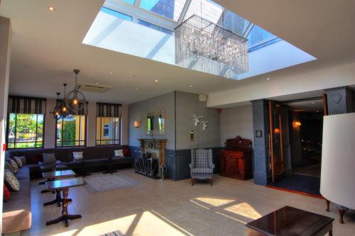 Devon Inn Hotel - image 9