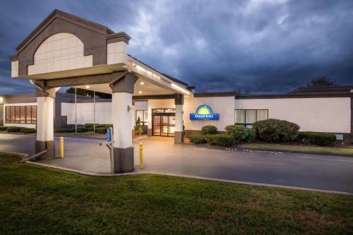 Days Inn by Wyndham Liberty in Ferndale, USA