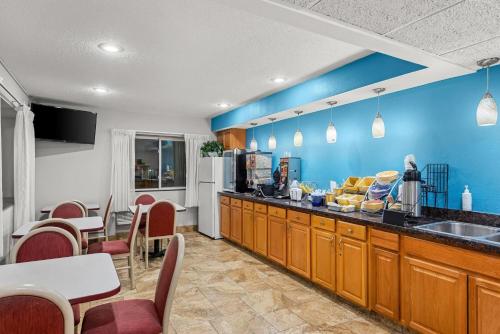 Days Inn by Wyndham Ames - image 9