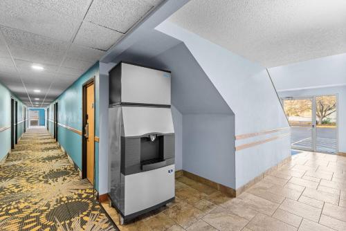 Days Inn by Wyndham Ames - image 10