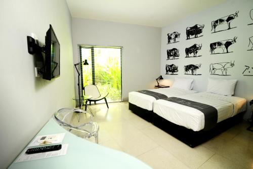 room detail thumbnail 2