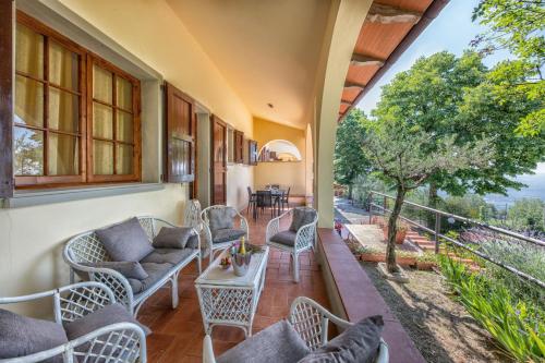 Балкон, Home in Tuscany with private Pool & Tennis in Вони Чіуфена