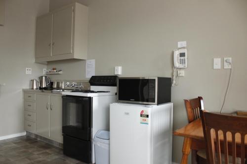 Kitchen, Colonial Motel in Invercargill