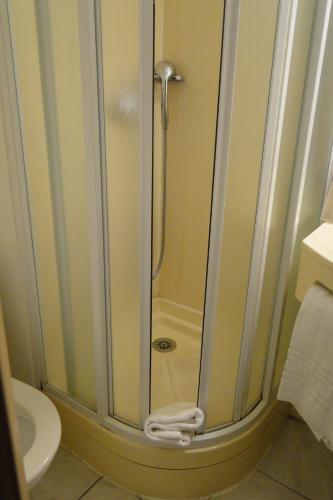 ห้องน้ำ, Hotel & Residence Sarcelles in ซาลเซล