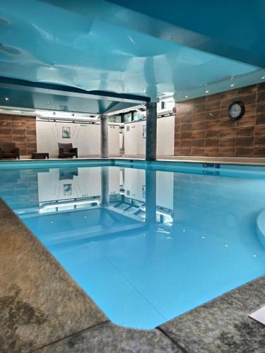 Kolam renang, Au cœur de Chamonix – La Ginabelle, Calme avec Piscine, Sauna & Garage in Chamonix-Mont-Blanc