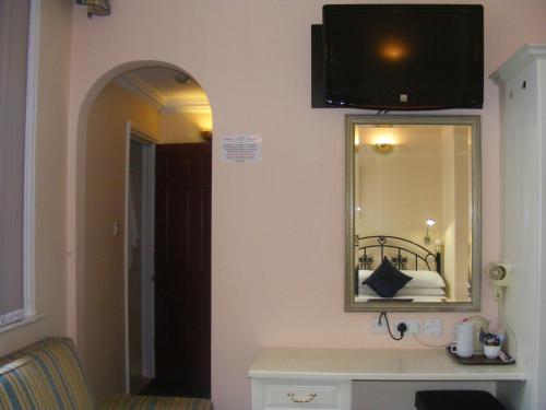 Mermaid Suite Hotel - image 10
