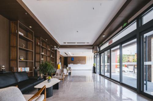Bernard Hotel Shangri-La Shambhala Tourist Town Airport Branch