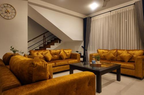 Deluxe 4BR Penthouse By Unique Towers - image 2