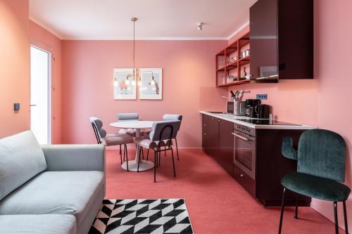 Memphis Design Loft Duplex -40sqm- near Antonplatz in Weissensee