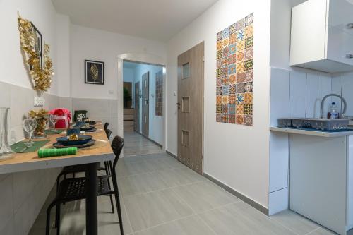 keuken, Zabrze City Comfort Rooms by BookingHost in Zabrze