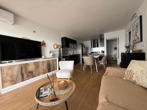 Appartement 3 pièces pieds dans l 'eau front de mer sur la côte d'Azur (Appartement 3 pieces pieds dans l 'eau front de mer sur la cote d'Azur) in Le Trayas Superieur