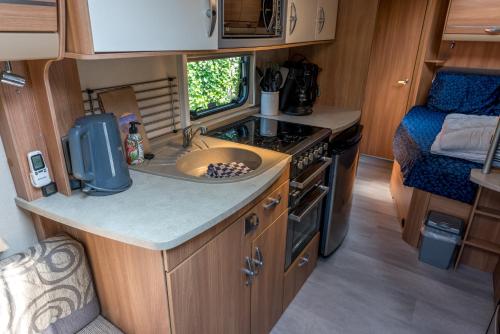 Kitchen, glamping luxe caravan in Oosterend