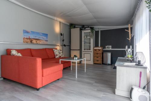 glamping luxe caravan in Oosterend