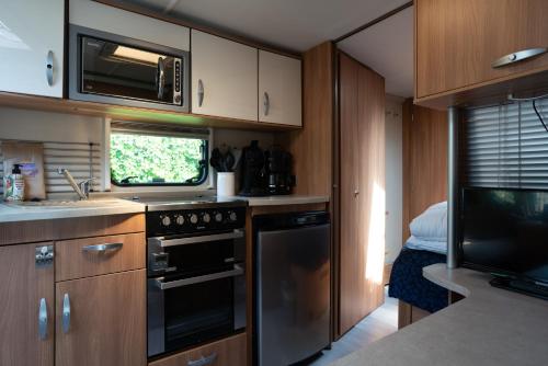glamping luxe caravan in Oosterend
