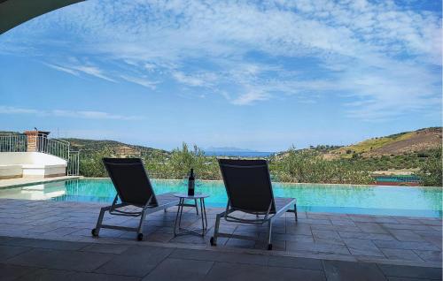 Peldbaseins, Lovely Home In Rodi Milici With House Sea View in Rodi' Milici
