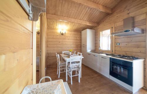 virtuve, Lovely Home In Rodi Milici With House Sea View in Rodi' Milici