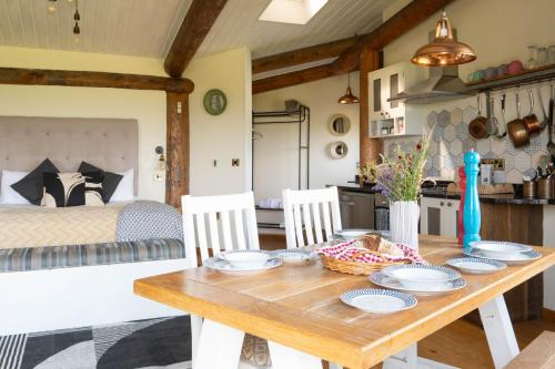 Saffir Luxury Eco Lodge, log-fired bath & views in Dihewid