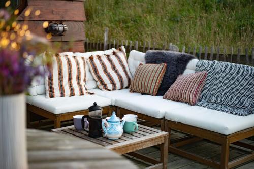 Saffir Luxury Eco Lodge, log-fired bath & views in Dihewid